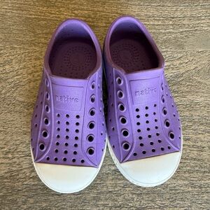 Native Kids Water Shoes in Purple and White